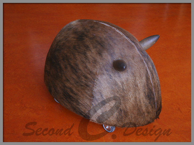Hocker mit Kuhfell aus Rollen