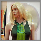 Exklusives Kleid mit wunderschöner Kette (Detail)