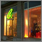 Second Hand Shop bei Nacht